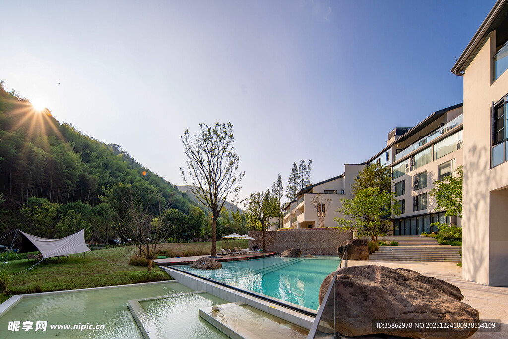 山间别墅泳池惬意景致