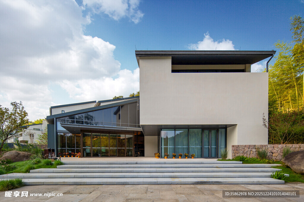 现代简约风山间别墅外观