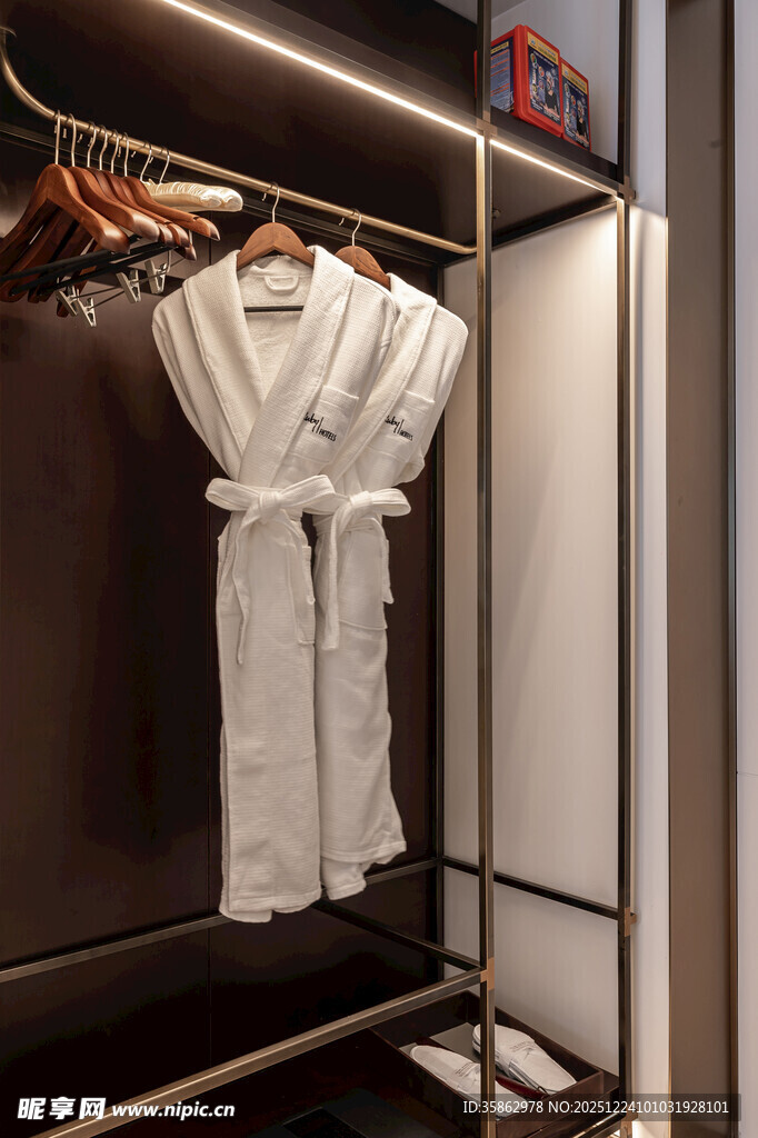 衣柜中挂着的白色浴袍