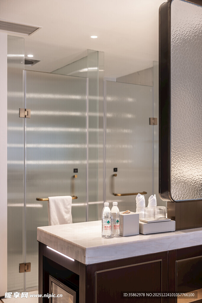 现代简约风格的豪华浴室