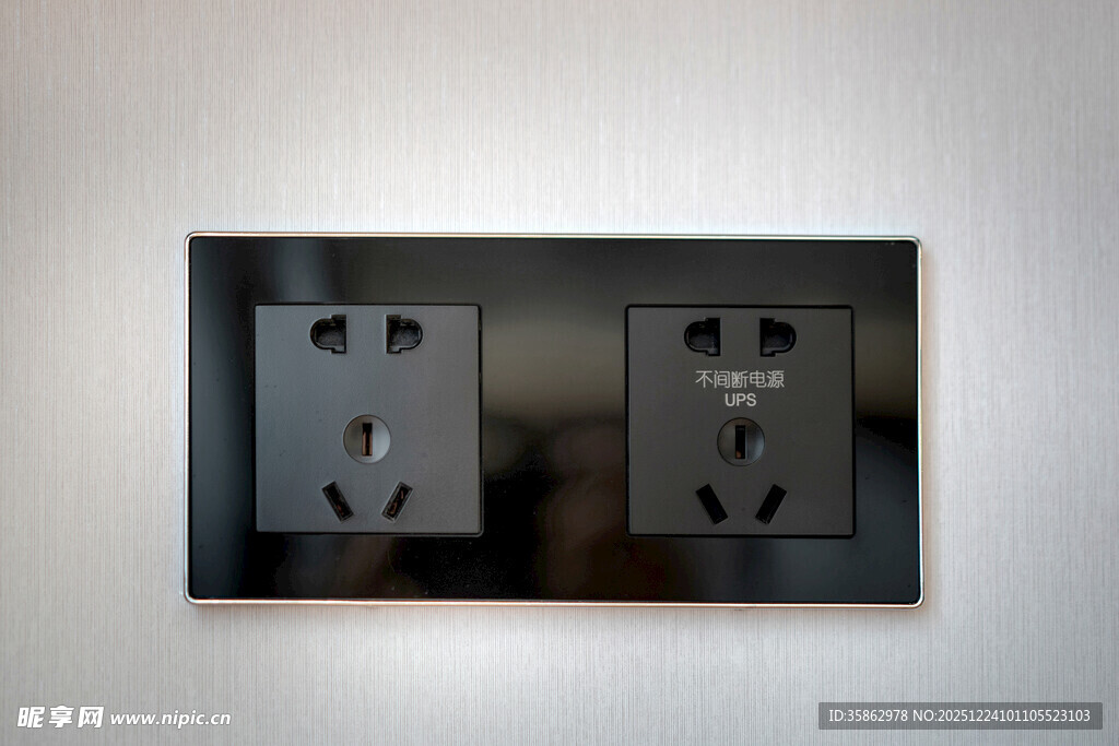 双孔黑色电源插座