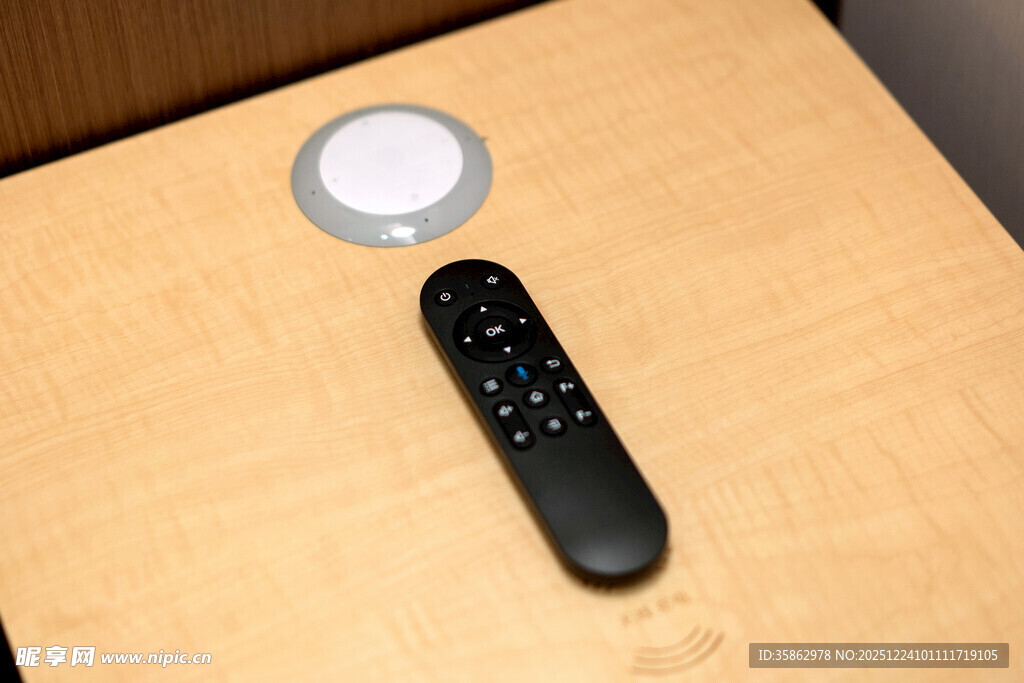 木质桌面上的遥控器与物件