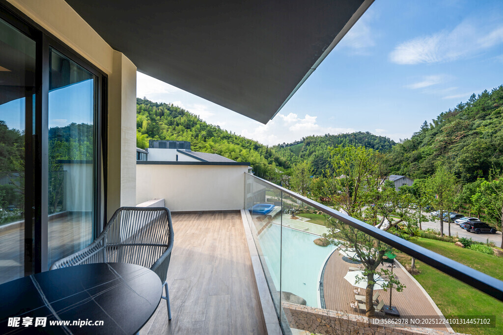 山间现代风阳台惬意景致