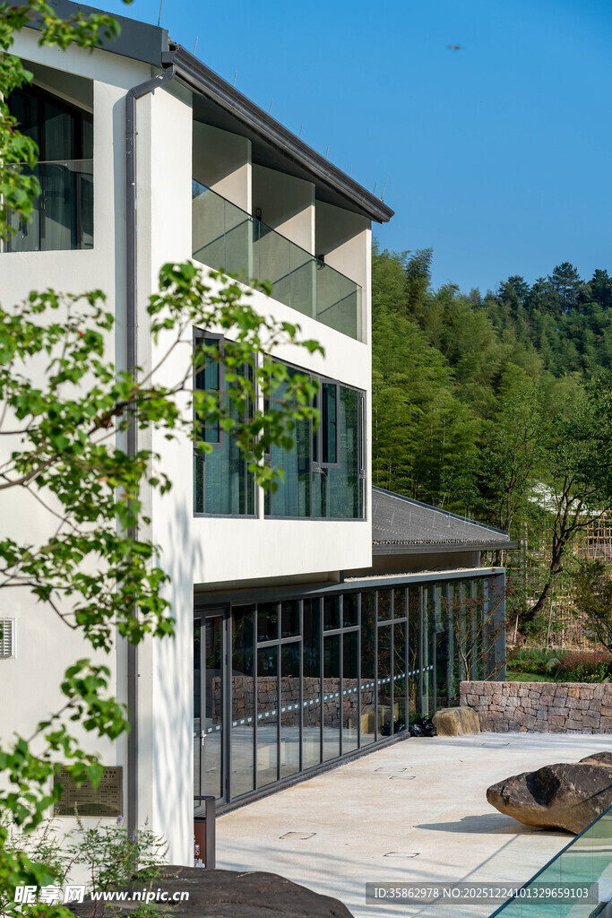 现代风格山间别墅建筑