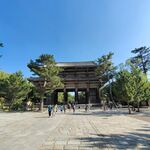 古老门楼前的宁静广场