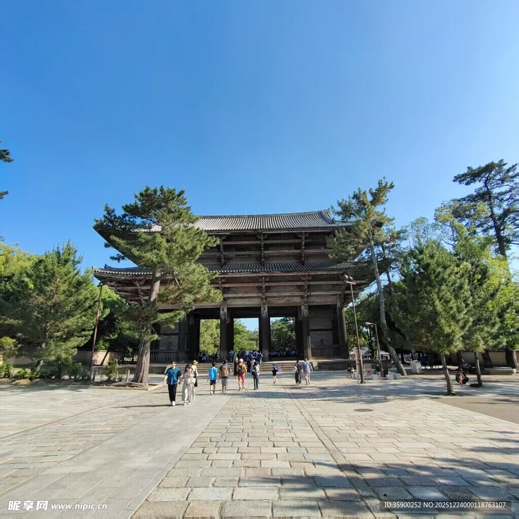 古老门楼前的宁静广场