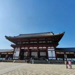 唐代风格古建筑前游人漫步