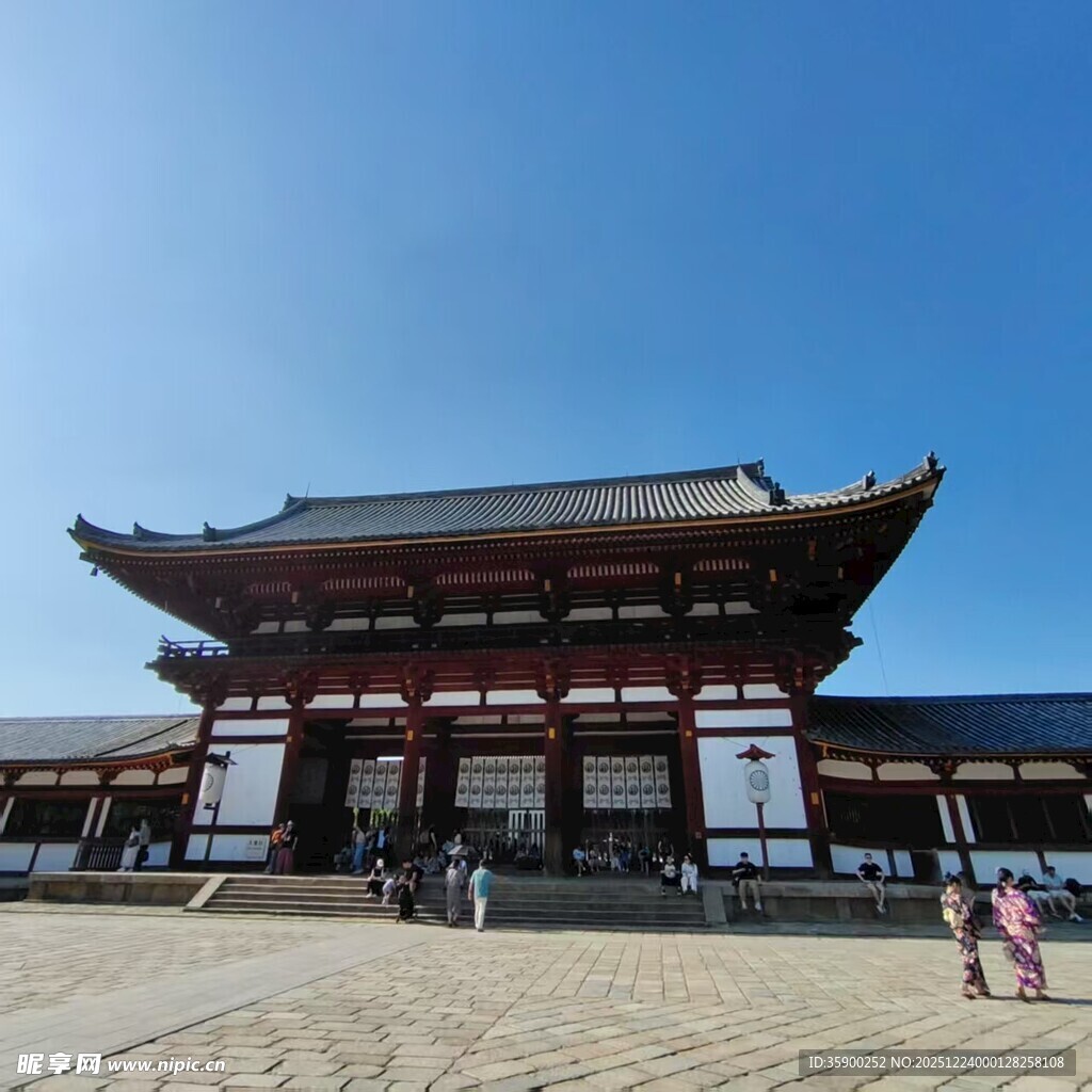 唐代风格古建筑前游人漫步