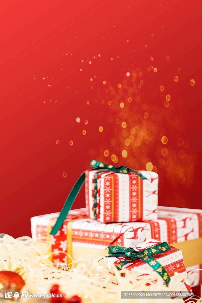 红色背景下的精美礼品堆