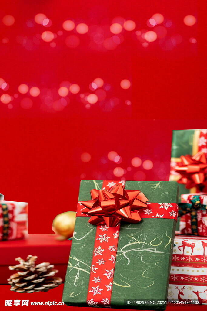 圣诞礼物摆放在温馨背景