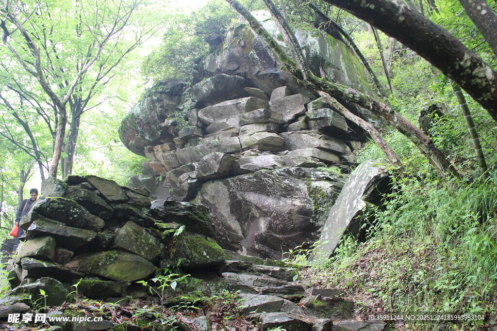 山林间的奇特岩石景观