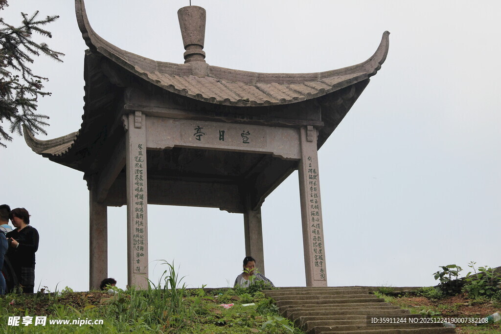 古朴中式凉亭立于草地