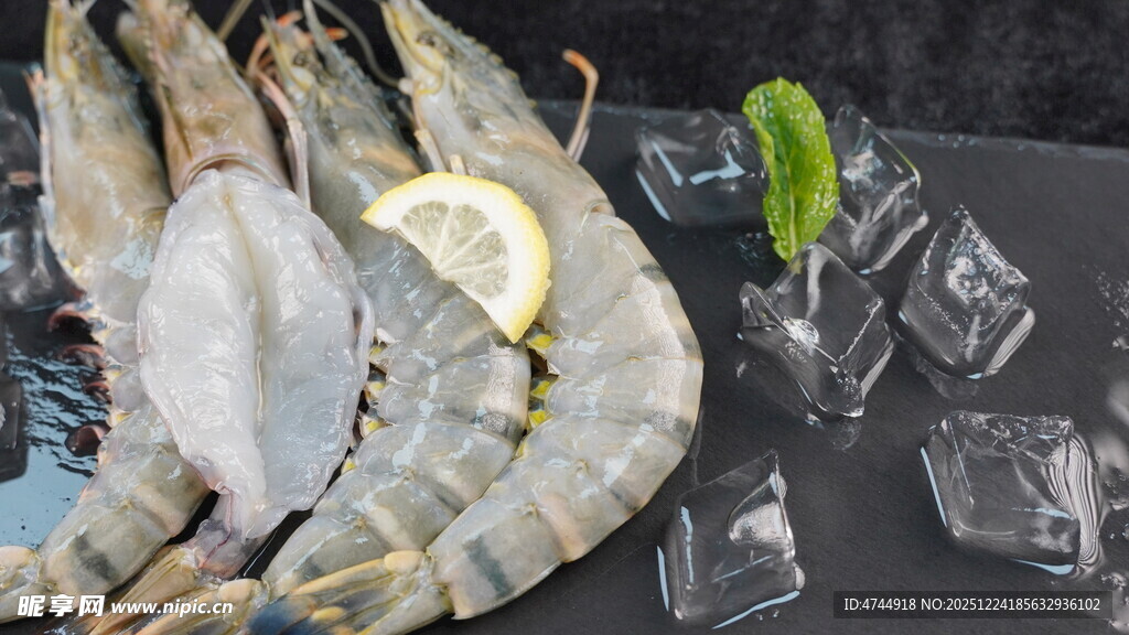 新鲜大虾配柠檬与冰块 黑虎虾
