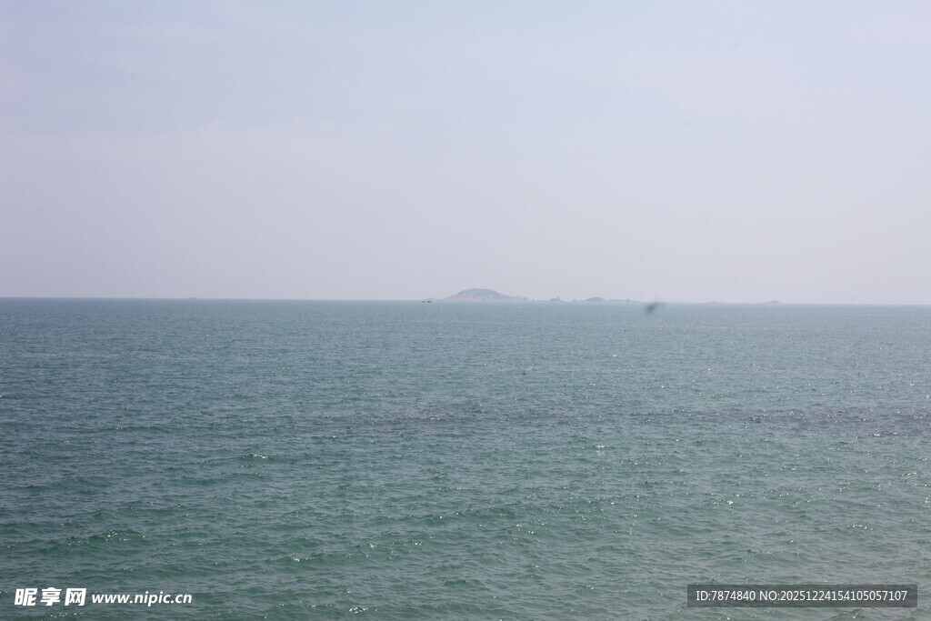 广阔海面远景