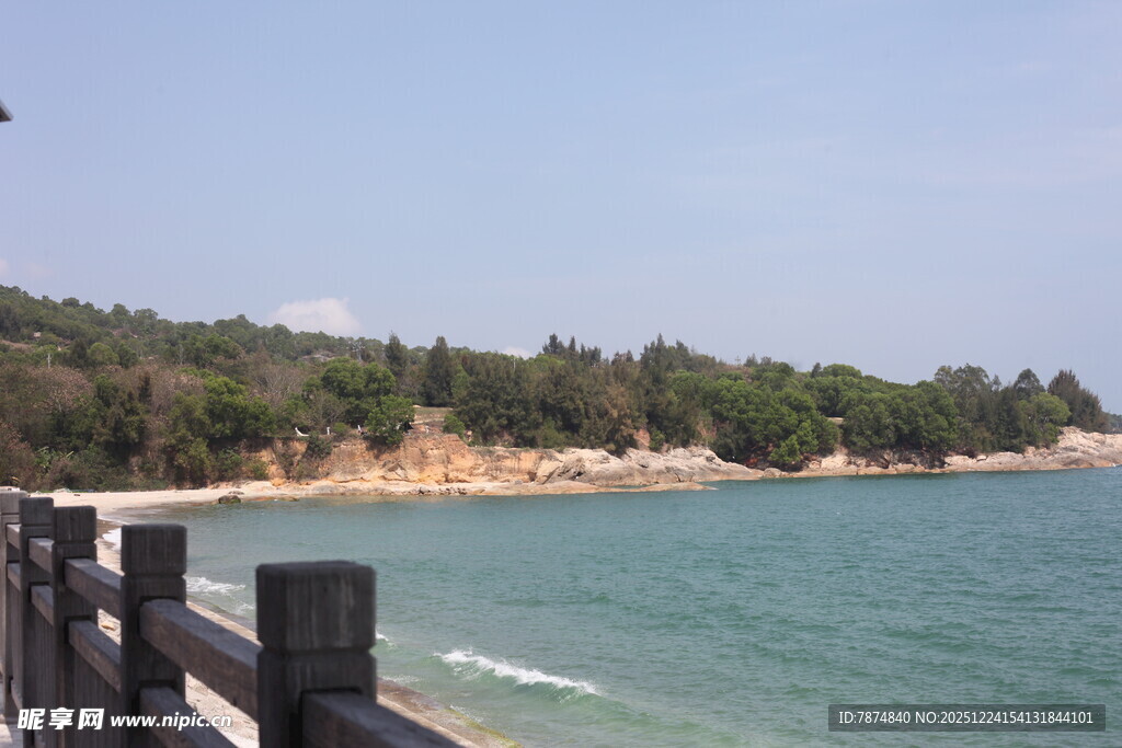 海边木栏旁的美丽景致