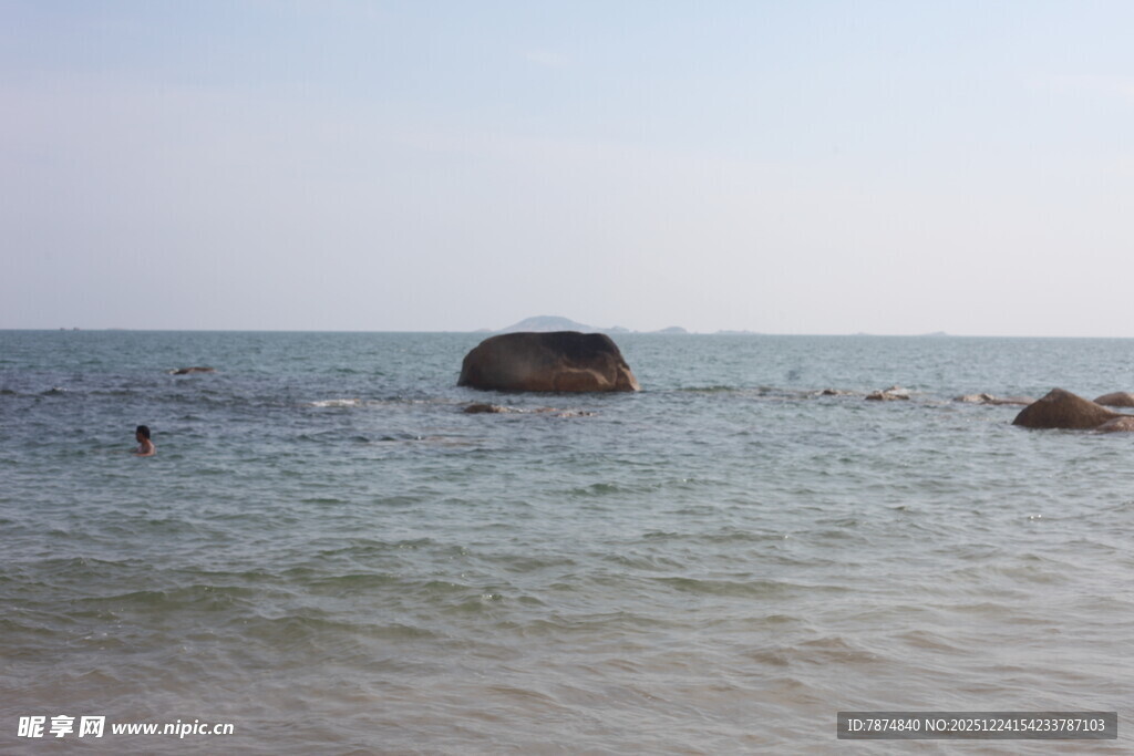 海边礁石与戏水的人们