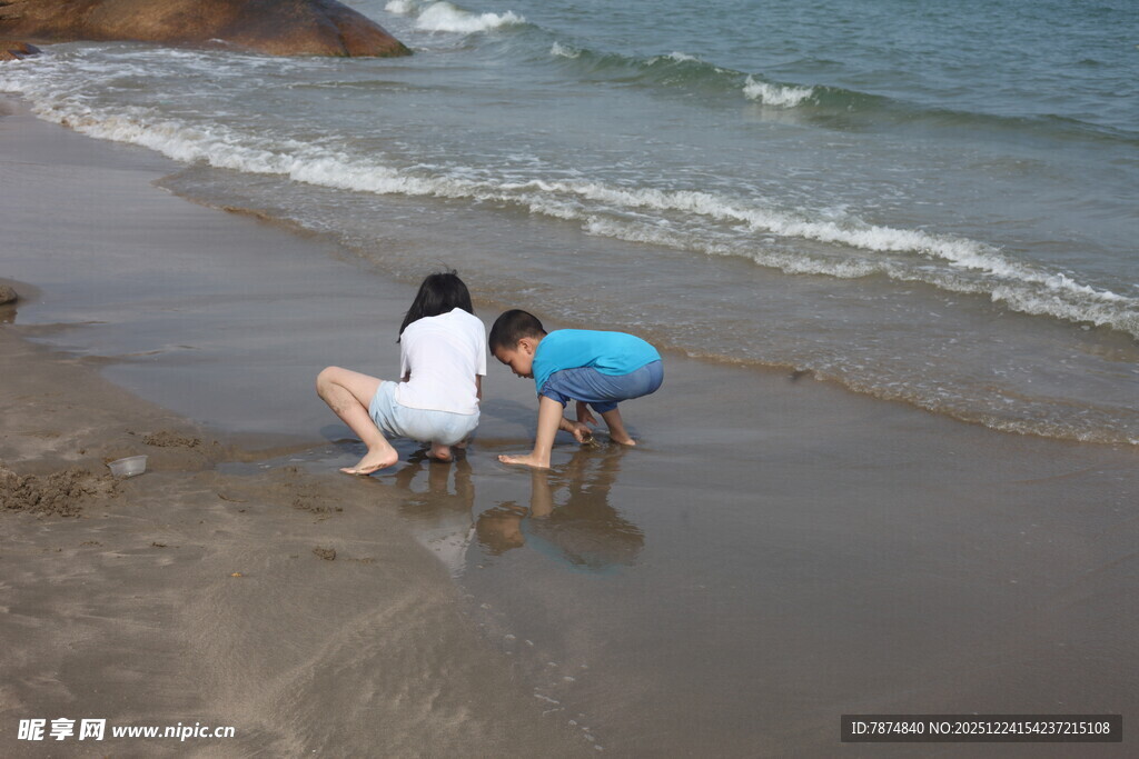 海边孩童嬉戏玩耍瞬间