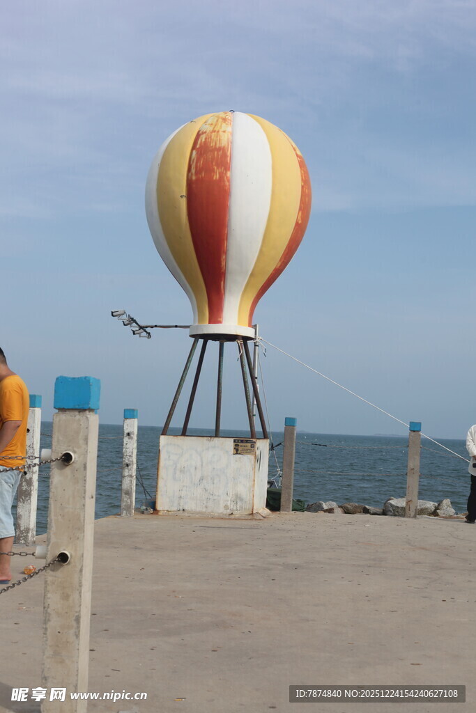 海边的彩色热气球装置