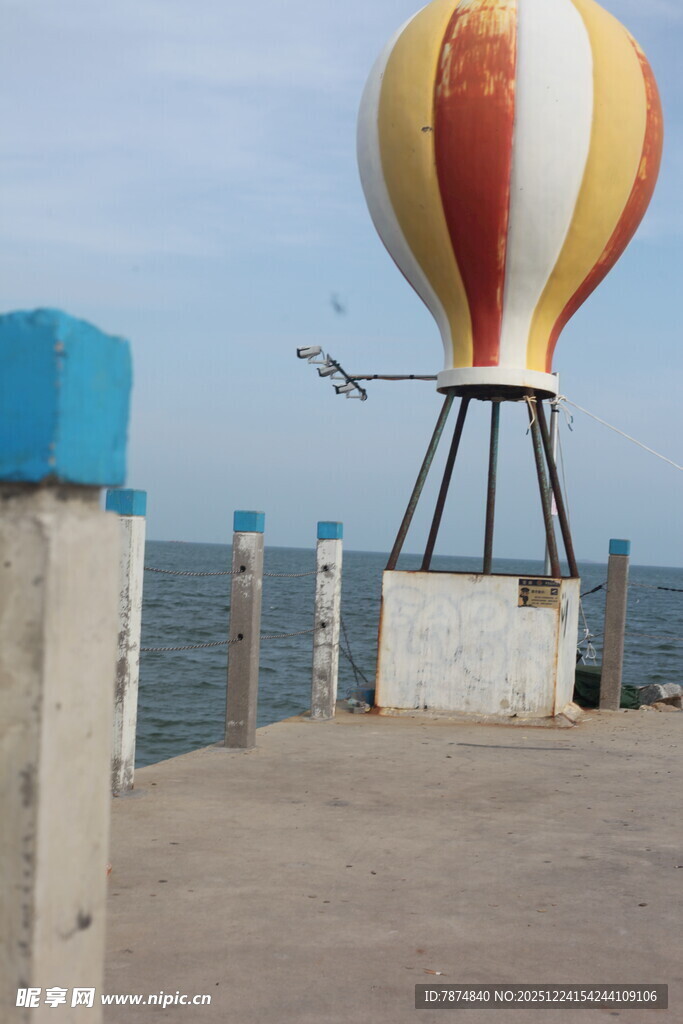 海边码头的彩色热气球