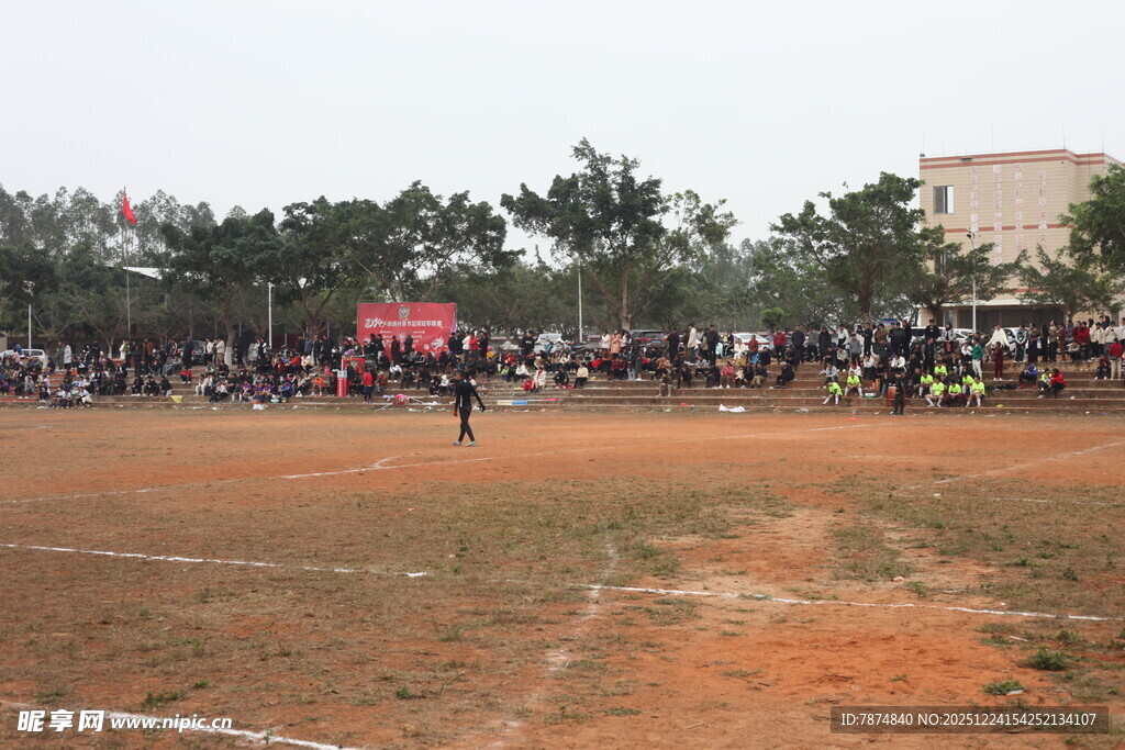 操场活动现场 人群聚集