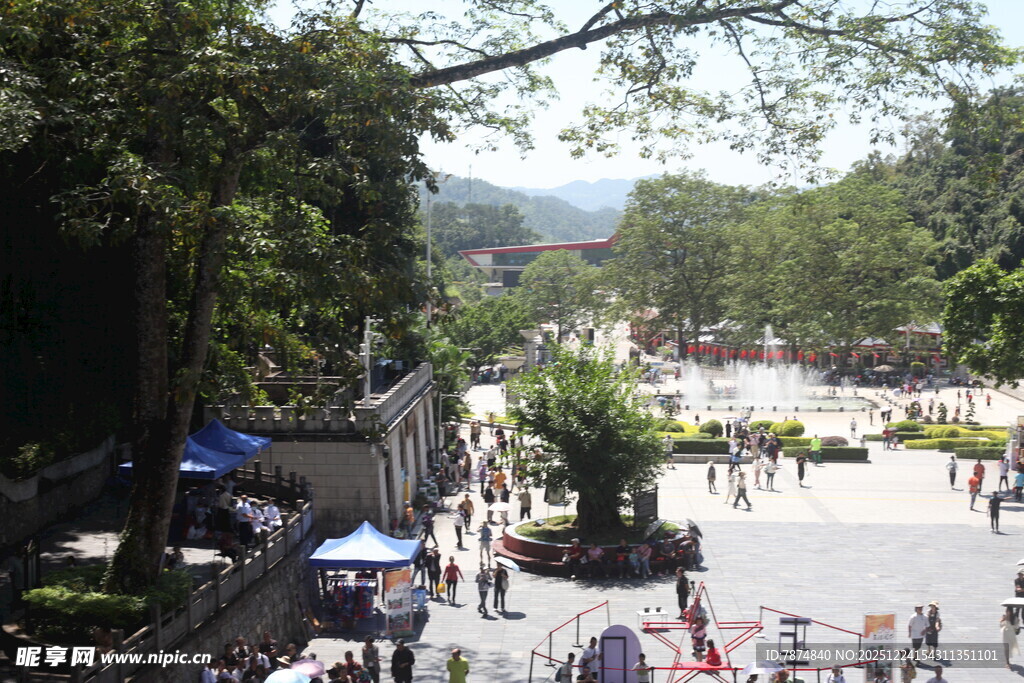 景区热闹的休闲广场场景