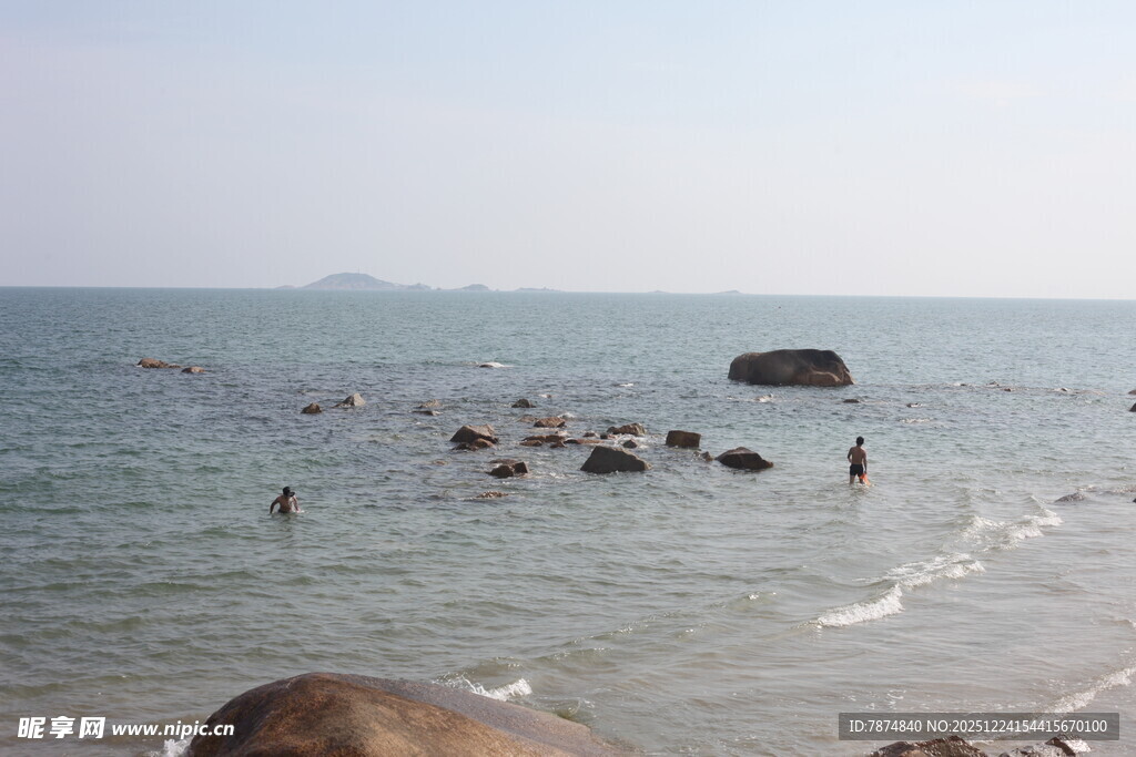 海边漫步 人与礁石共赏海景