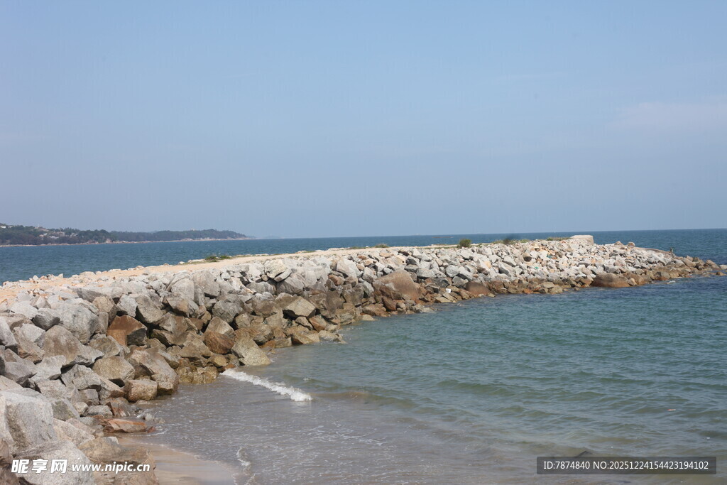 海边石砌防波堤美景