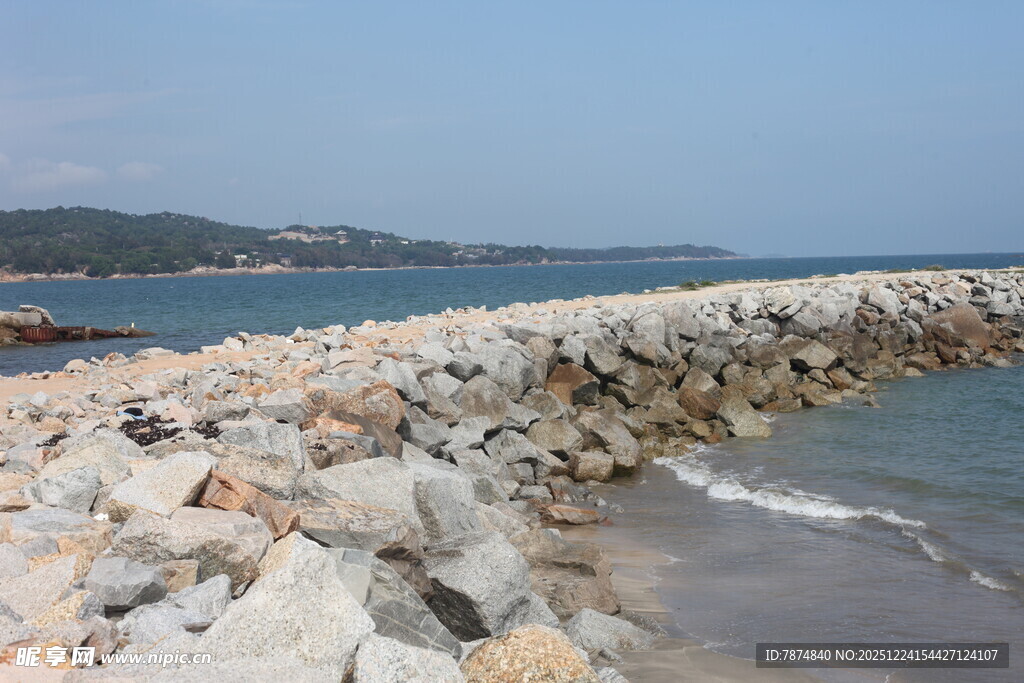 海岸边的岩石防波堤