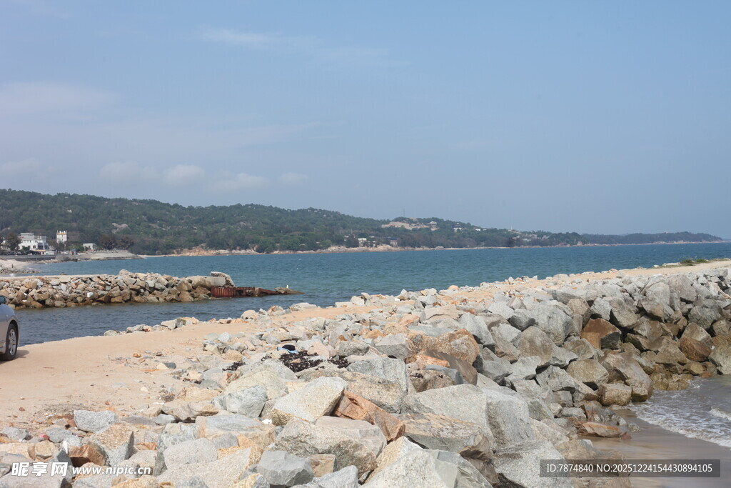 海边石堤景观