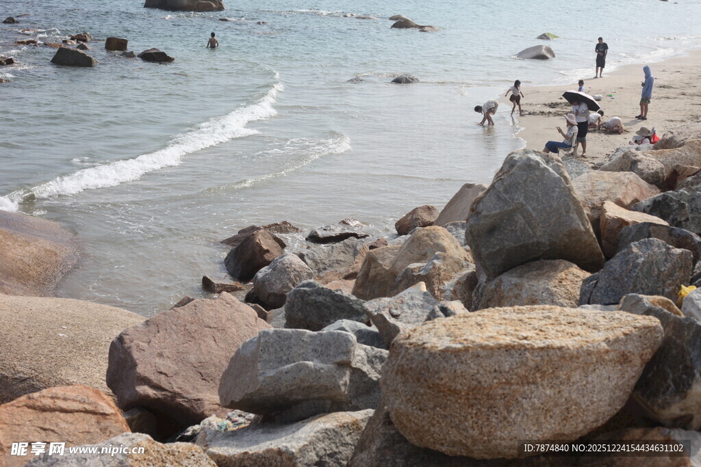 海边礁石旁的休闲场景