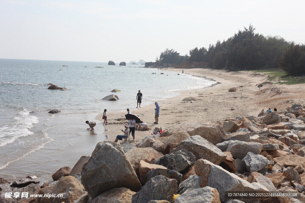 海边漫步的惬意时光