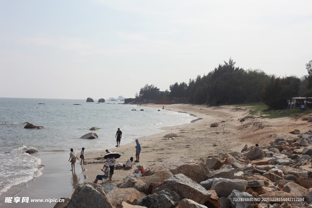 海边漫步的悠闲场景