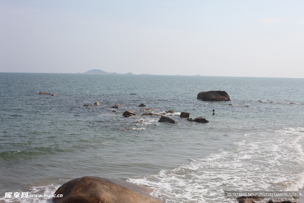海边礁石与海浪美景