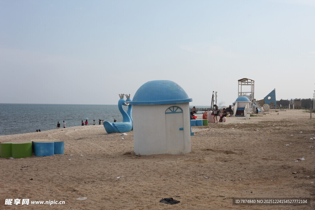 海边沙滩上的蓝色圆顶小屋