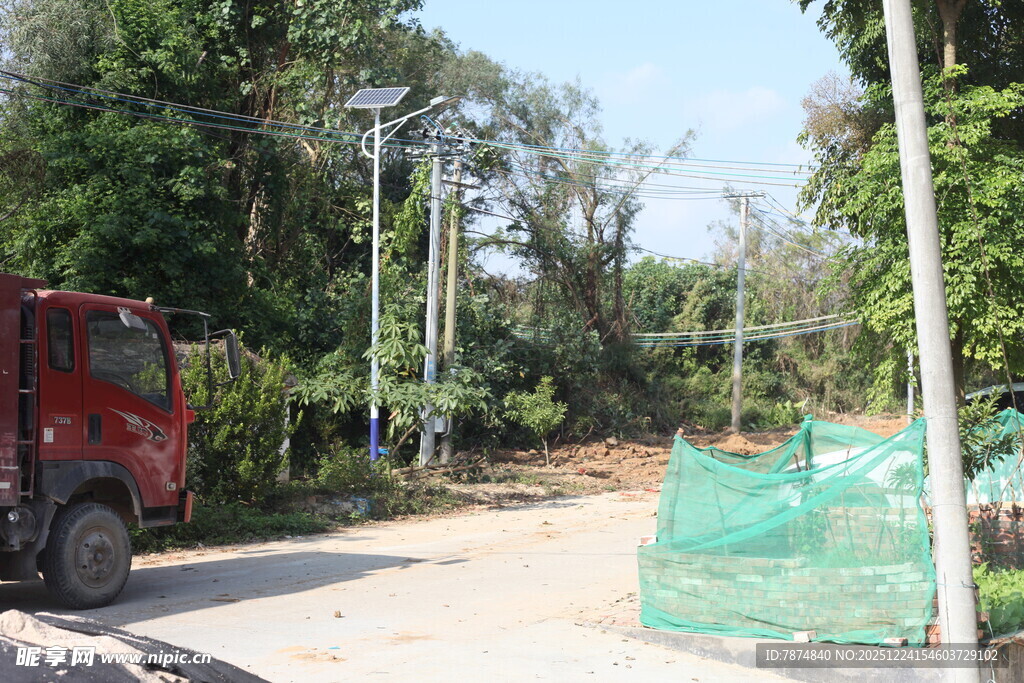 户外施工场景中的红色车辆