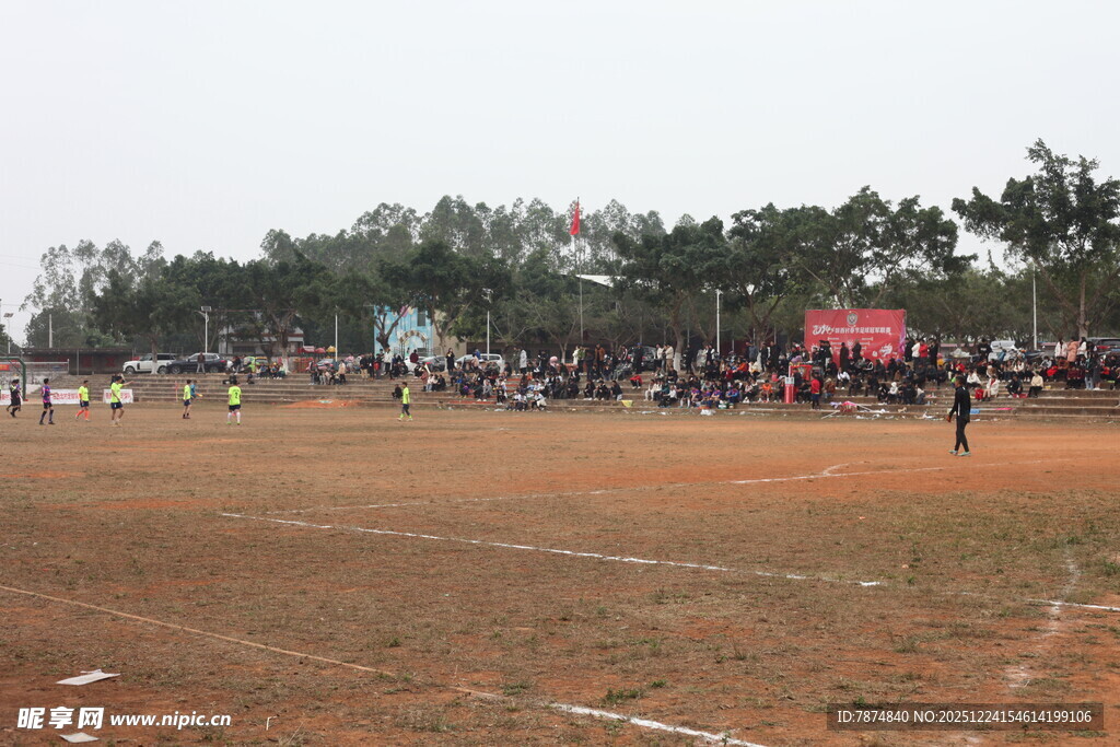户外开阔场地人群活动场景