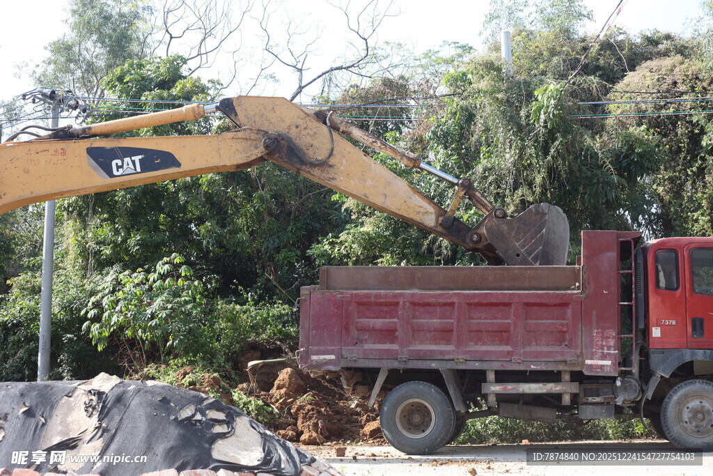 挖掘机装车作业场景
