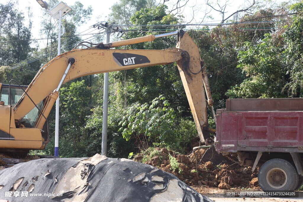 挖掘机装载作业场景