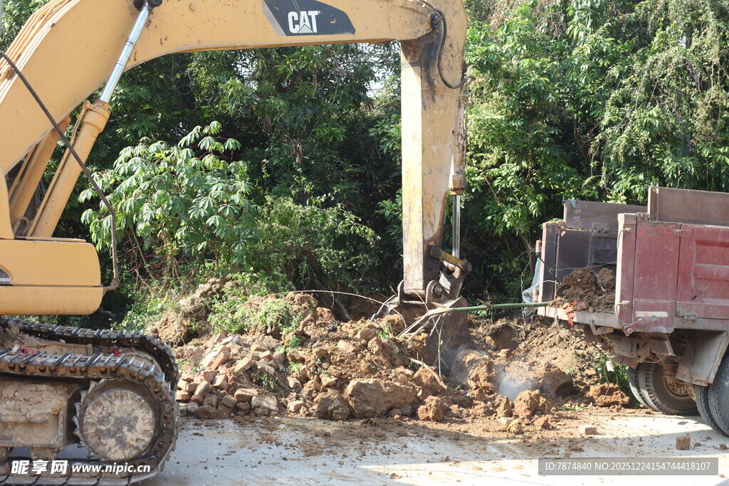 挖掘机装载土方作业