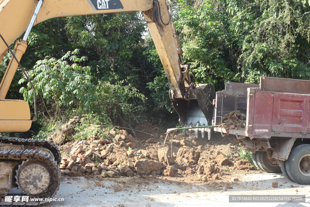 挖掘机向货车装载土方