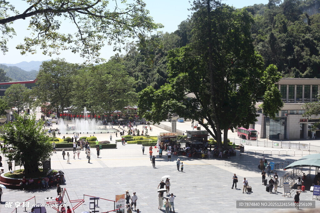 热闹的户外广场休闲场景