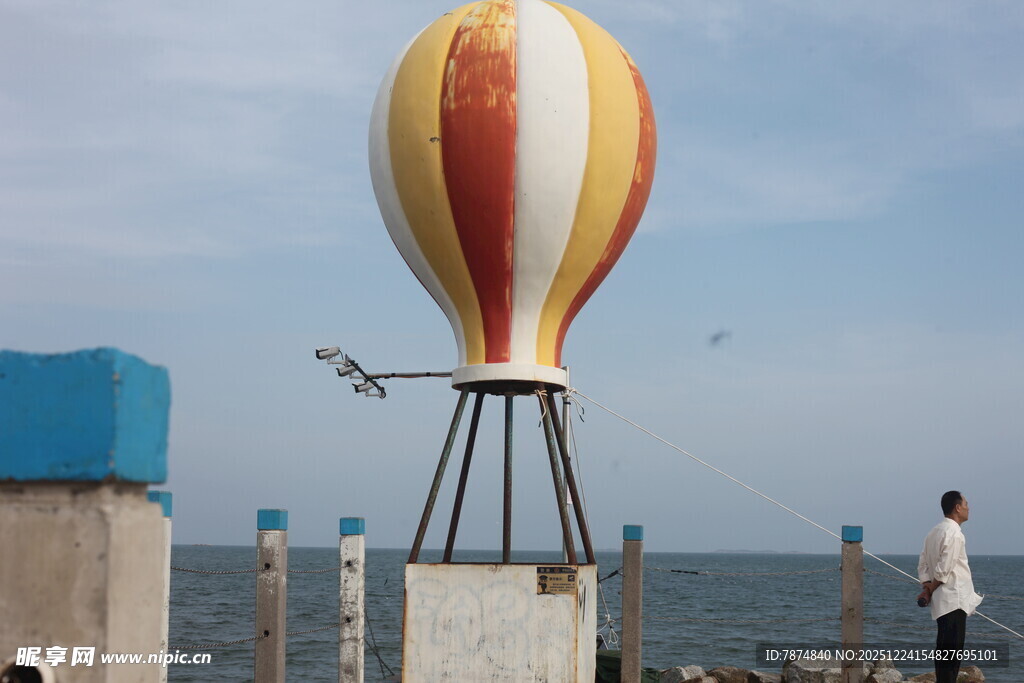 屋顶上的彩色热气球景观