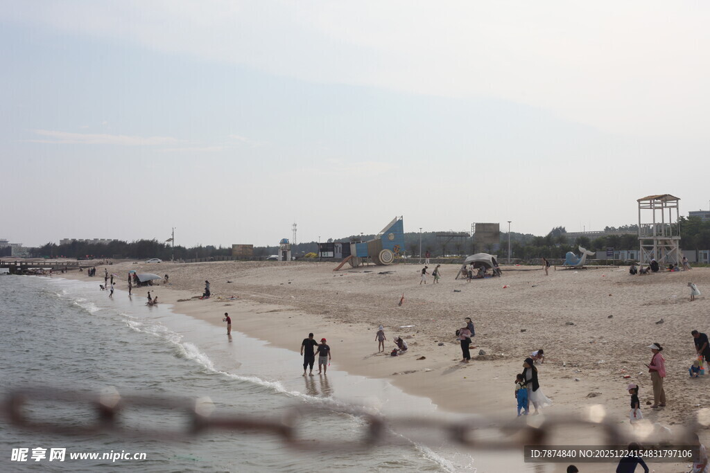 热闹海滩上的休闲人群
