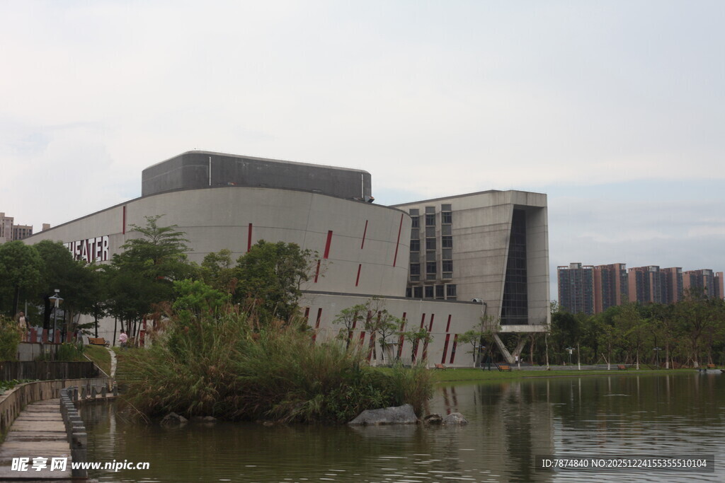 湖畔现代建筑景观