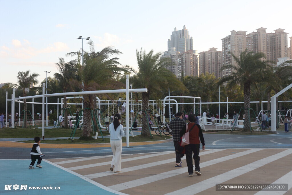 城市公园中的休闲场景