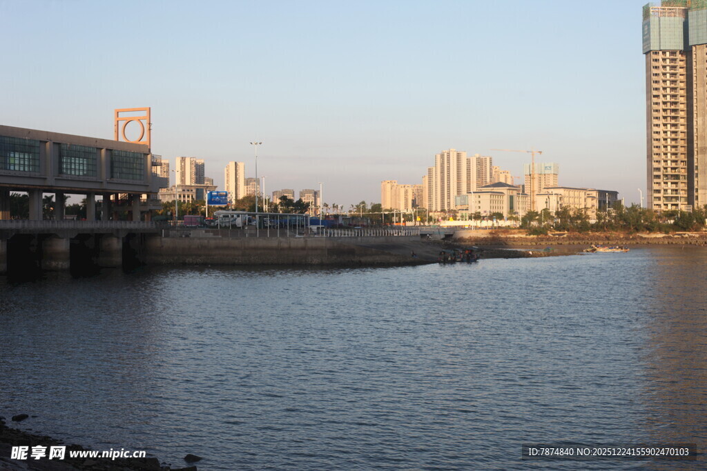城市河畔风光