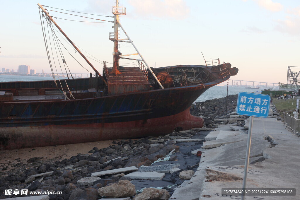 岸边停泊的老旧渔船