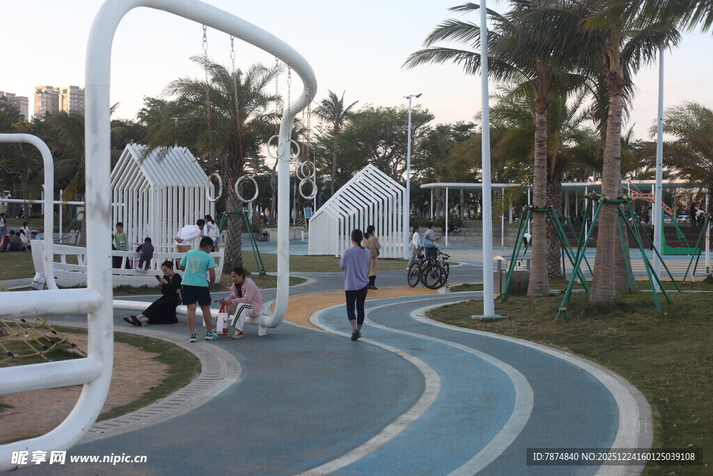 公园健身步道上的休闲场景