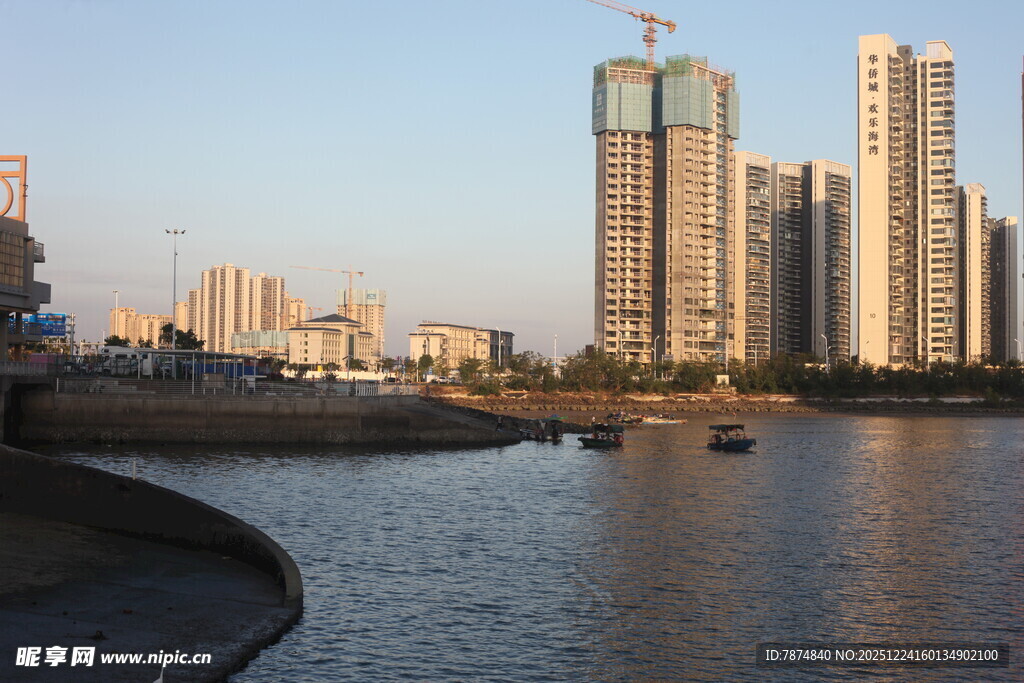河畔高楼林立的城市景观