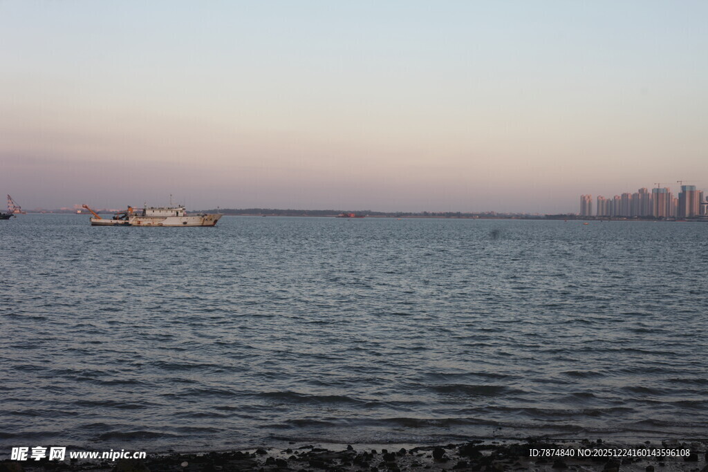 黄昏下的辽阔海面与船只